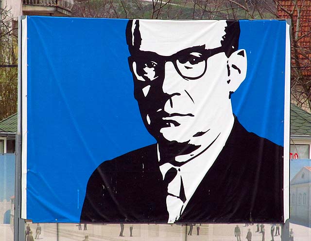 Ivo Andrić visí ve městě na mnoha plotech a zdech.