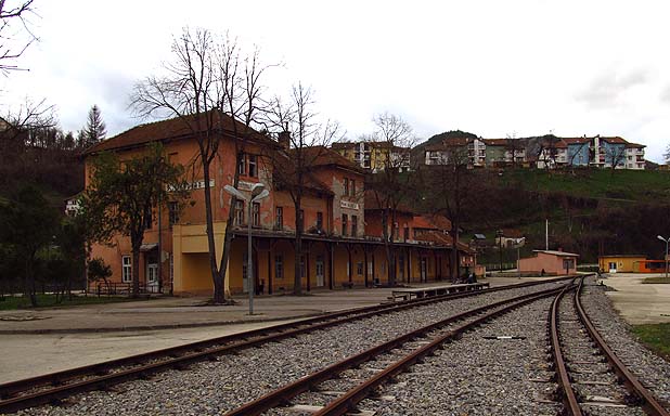 Kdysi velkolepé nádraží ve Višegradě, poté autobusová stanice a dnes zase nádraží.