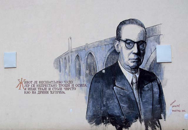 Живот је несхватљиво чудо јер се непрестано троши и осипа, а ипак траје и стоји чврсто као на Дрини ћуприја. Amatérsky bych přeložil výrok nobelisty Andriće jako: Život je neuvěřitelný zázrak, jež se neustále rozpadá a marní a přesto stále trvá a stojí pevně jako most na Drině.