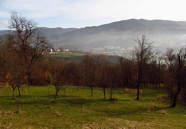 Ranní mlhy nad městem ze sadu, ve kterém jsme nocovali.
