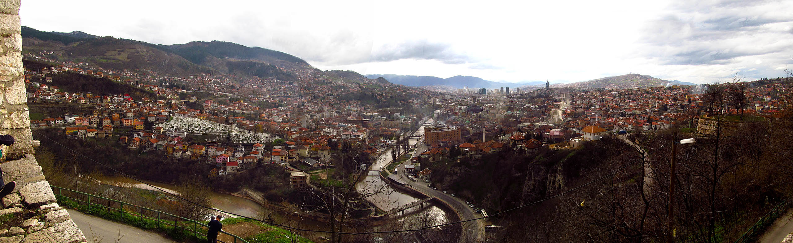 Panorama města nad řekou Miljackou.
