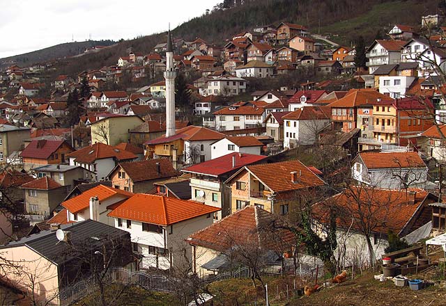 Čtvrtě domků a minaretů připomínají turecká města. Zde jsme zastihli zpěv muezínů.