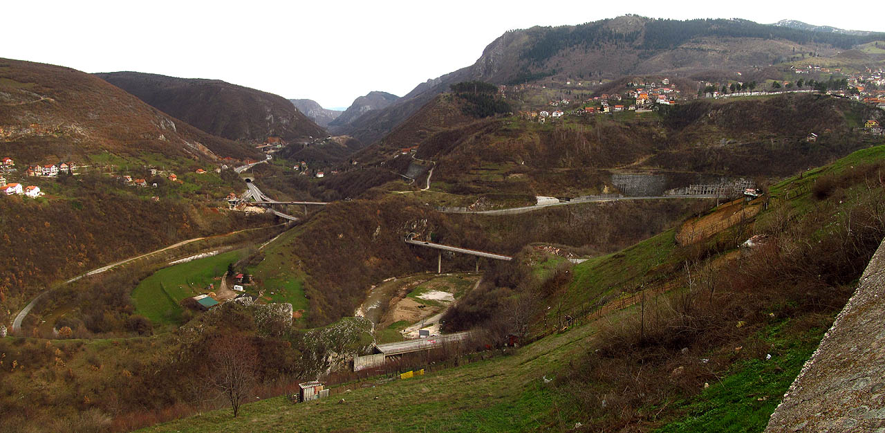 Východnímu konci města dominuje nedostavěný chuchvalec dálnic a tunelů.