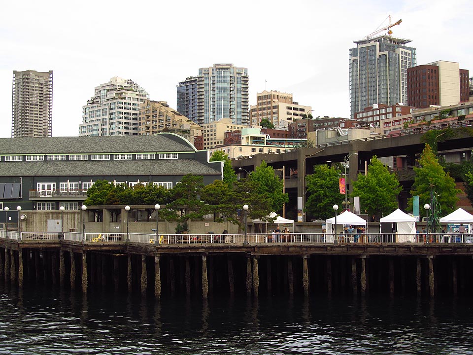 Nábřeží v Seattlu si v ničem nezadá s Benátkami. Letité krčmy, ve kterých sedávali ještě zlatokopové před odplutím na Yukon, dopravní terminály i veřejné záchodky - stavby ze dřeva, cihel i betonu - to vše spočívá nad hladinou moře na bytelných dřevěných kůlech.