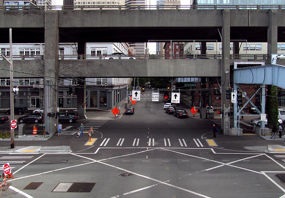 Dálnice vedoucí po pobřeží je patrová. Není tak sice problém, dostat se z města k vodě, zato je to pořádný hukot!