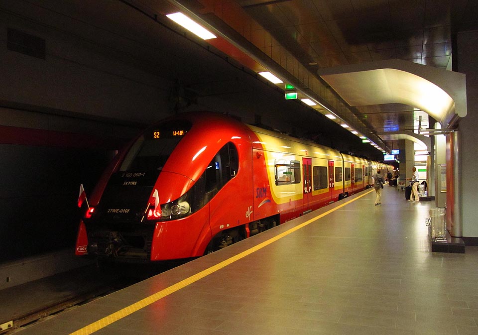 Vzali jsme to přes Warszawu, kde nás mile překvapilo železniční spojení až přímo na letiště. Navíc novými jednotkami domácí výroby.