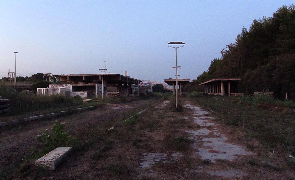 Na letišti Leonarda da Vinciho jsme měli strávit noc. Zkušeně jsme ale místo toho zašli dírou v plotě na večeři a festival do Fiumicina a přespali jsme na našem romantickém opuštěném nádraží.