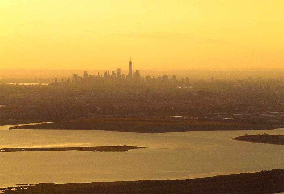 V New Yorku jsme jen během hodiny přestoupili a nasedli do našeho třetího a posledního letadla. Ve vnitrostátním letu Delata Airlines do Seatacu jsem si, obklopen manažery a obchodními cestujícícmi, připadal jako hlavní hrdina knížky Bratři Riceové.