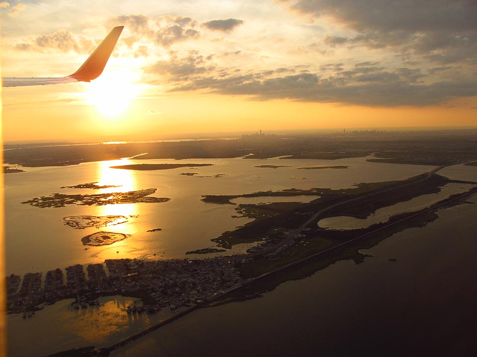 New York stojí na rovinatém kusu pevniny, obklopeném ze všech stran bažinami, jezery, kanály a řekami. A zatímco se nad ním stmívá, my míříme do neznáma, na nejvzdálenější místo od domova v našich životech.