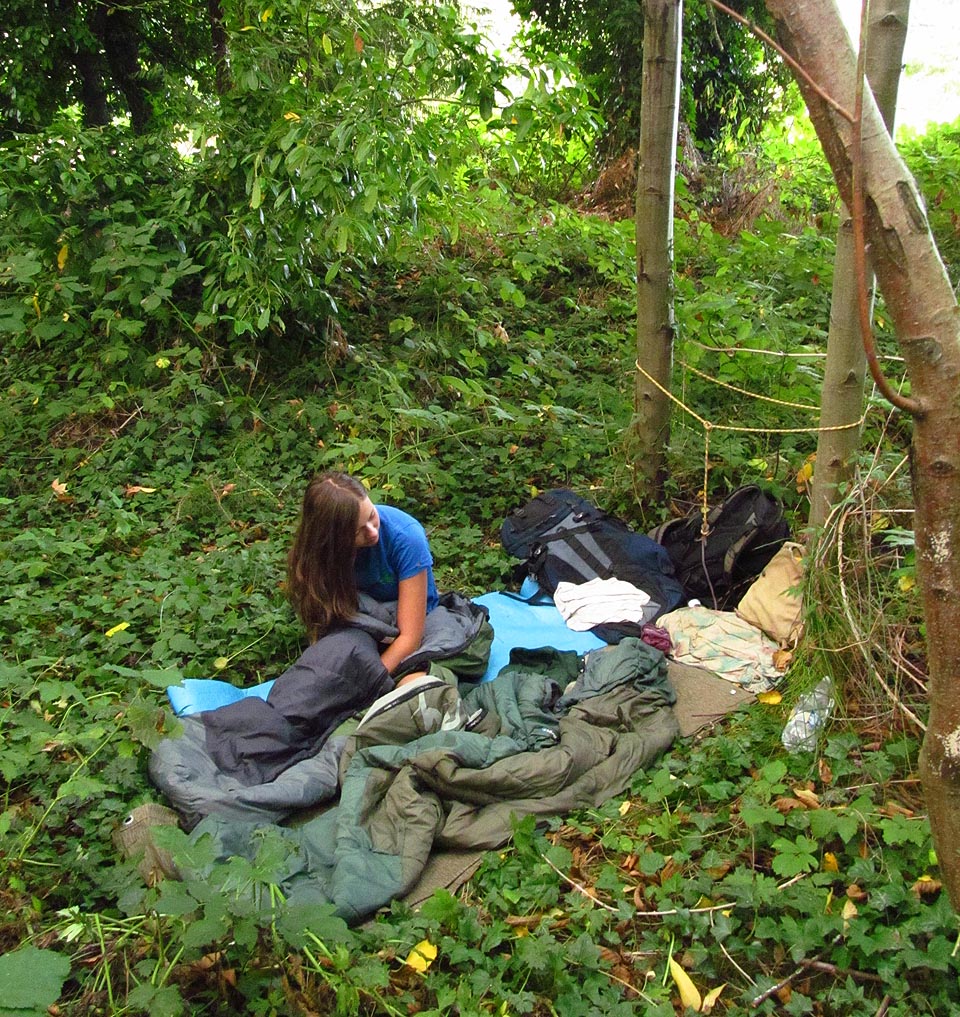 Letiště Seatac leží uprostřed mezi městy Seattle a Tacoma, obklopené rozlehlými lesy. Nebylo tedy těžké během hodiny od přistání najít pěkné přírodní tábořiště, ukryté zrakům místních obyvatel.