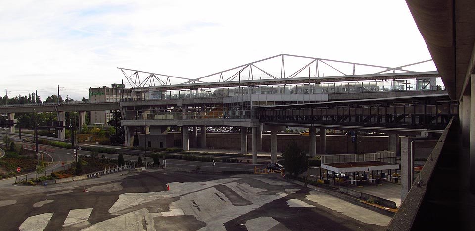 V budocunosti spojí Seattle s Tacomou klasická vlakotramvaj. Síť je ale nyní hotová jen z části a tak se tramvaj po opuštění Seattlu stává rychlovlakem, který po elegantní estakádě dojede až k letišti. My jsme s ním zamířili nazpět k městu.