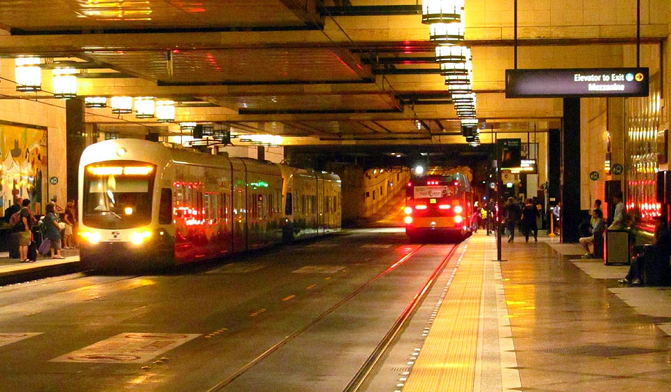 Aby byl dojem dokonalý, pod centrem Seattlu se z vlakotramvaje stává ještě metro. Stanici uprostřed města dokonce sdílí s podzemními autobusy.