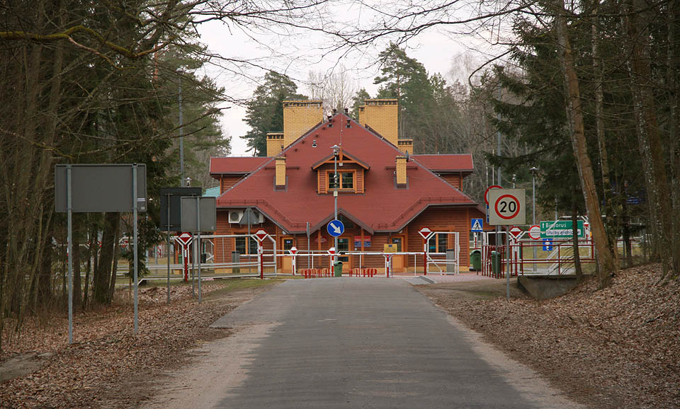 Zbrusu nový hraniční přechod Bialowieża - Piererovo. Nejméně deset lidí zde čeká, zda projde alespoň jeden člověk. Nám se to ani na třetí pokus nepodařilo.