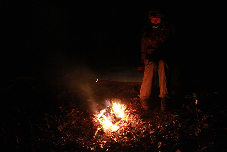 Zasedání krizového štábu u ohýnku nedaleko běloruských hranic. Dostaneme se tam nebo ne?