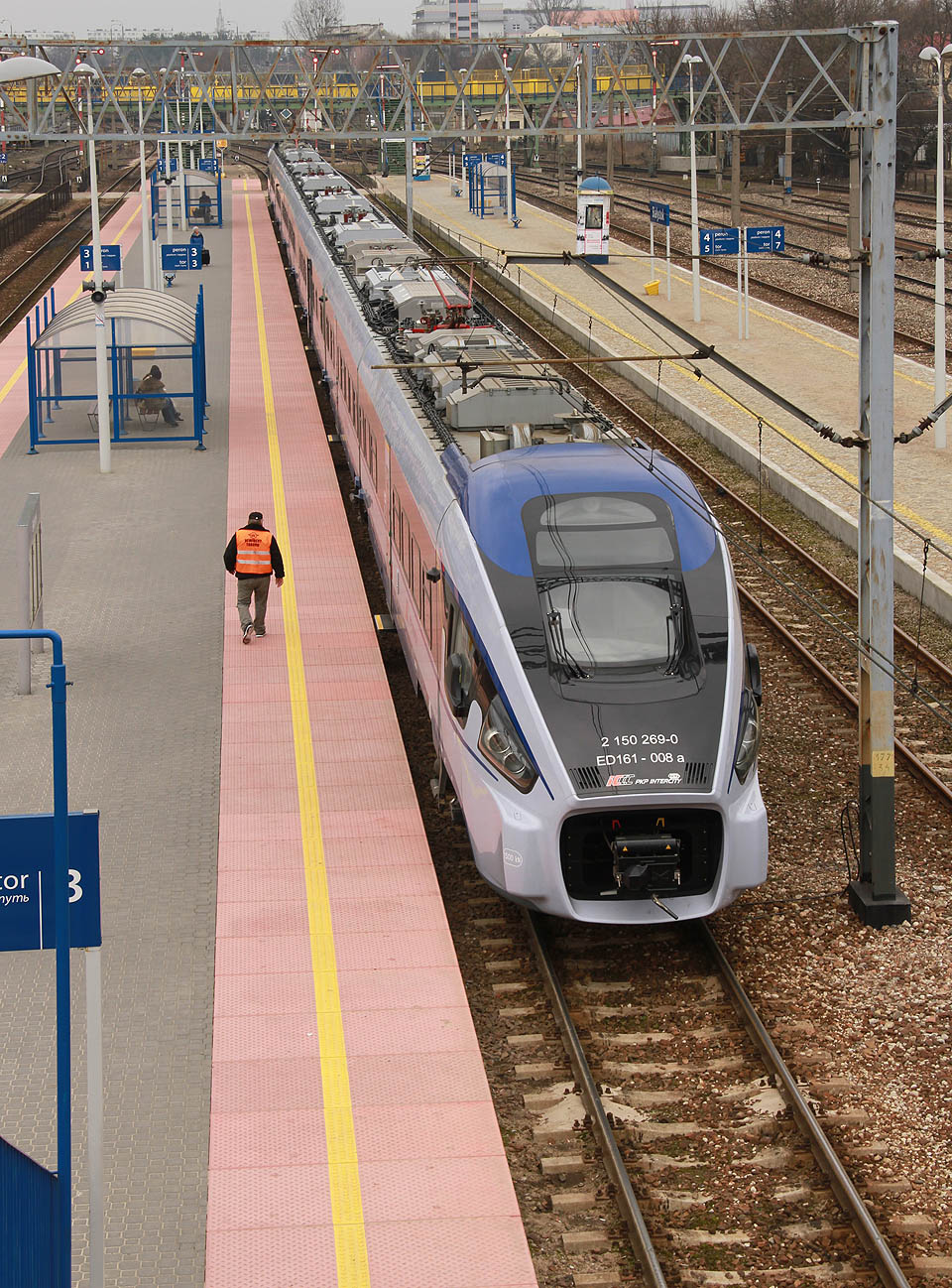 Oproti Českým drahám jsou Polskie Koleje Państwowe v lecčems dál. Třeba v zajištění dopravy moderními jednotkami Pesa Dart z polské produkce, které to umí vytáhnout až na 200 km/h.