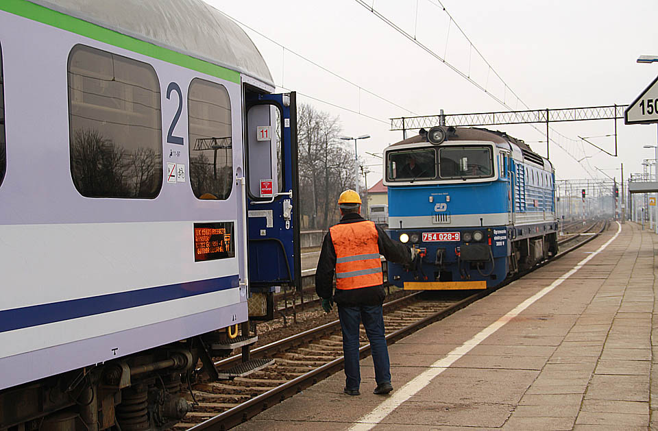 Na nádraží v Ełku nás čeká překvapení. Nejprve si myslím, že jsem usnul a zdá se mně divoký sen, ale nakonec je to skutečnost. Elektrická lokomotiva odstupuje a na její místo hrdě najíždí brejlovec ČD, který tu v exotické cizině zajišťuje transport dálkových vlaků přes neelektrifikované stepní pláně poblíž Baltského moře.