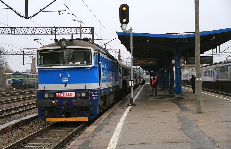 Elegantní starouš brejlovec odstupuje v Olsztyně, kde předal vlak zpět vozidlům závislé trakce. K moři se chudák nepodívá.
