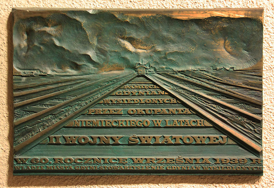 Gdyni jsme napoprvé jen projeli. V noci na nádraží fotíme pamětní desku a pak utíkáme před hordami dotěrných žebráků.