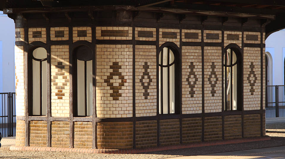 Železniční stanice Gdańsk Oliwa uchvátí svým stylem zachovalých exteriérů z počátku 30. let 20. století. Připomíná vídeňskou rychlodráhu či londýnské metro.