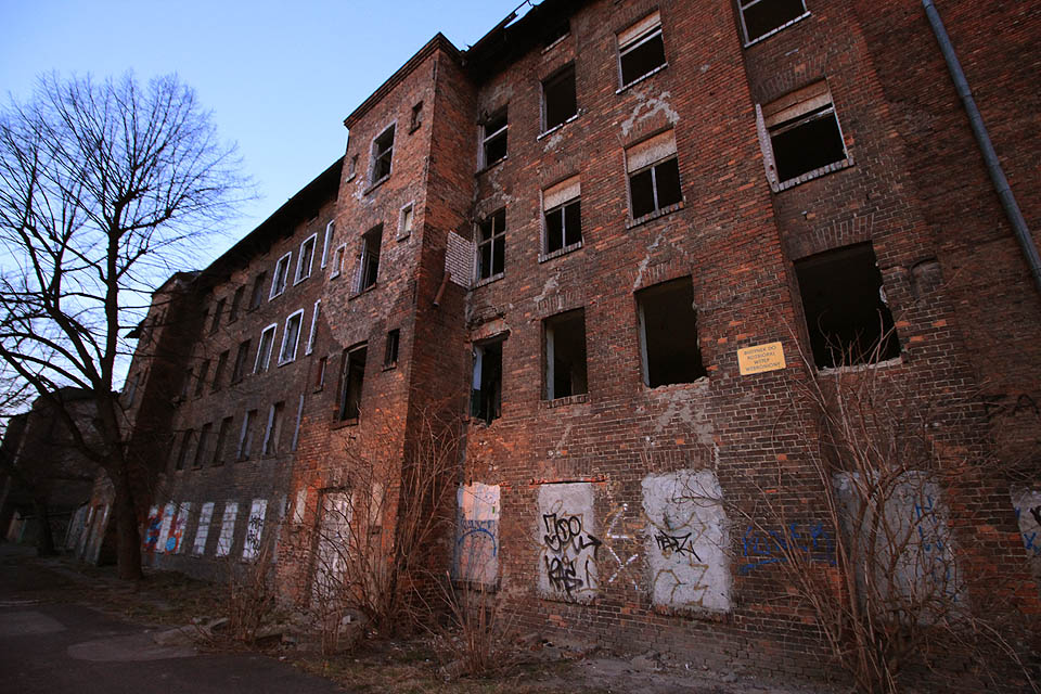 Skutečný, nenaaranžovaný starý Gdańsk, tak, jak jsme si jej představovali, už skoro neexistuje. Zůstává nablýskané centrum a na místě pro Polsko tolik typických černavých činžáků vyrůstají obchodní zóny, mrakodrapy a luxusní sídla. Žel stejná, jako kdekoliv jinde na světě, bez kouska svébytnosti.