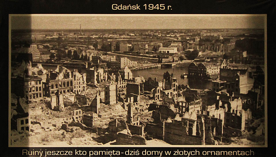 Této fotce uvnitř městské brány jsme ani nechtěli věřit. Podle ní byl po 2. světové válce Gdańsk celý vystavěn od základů.