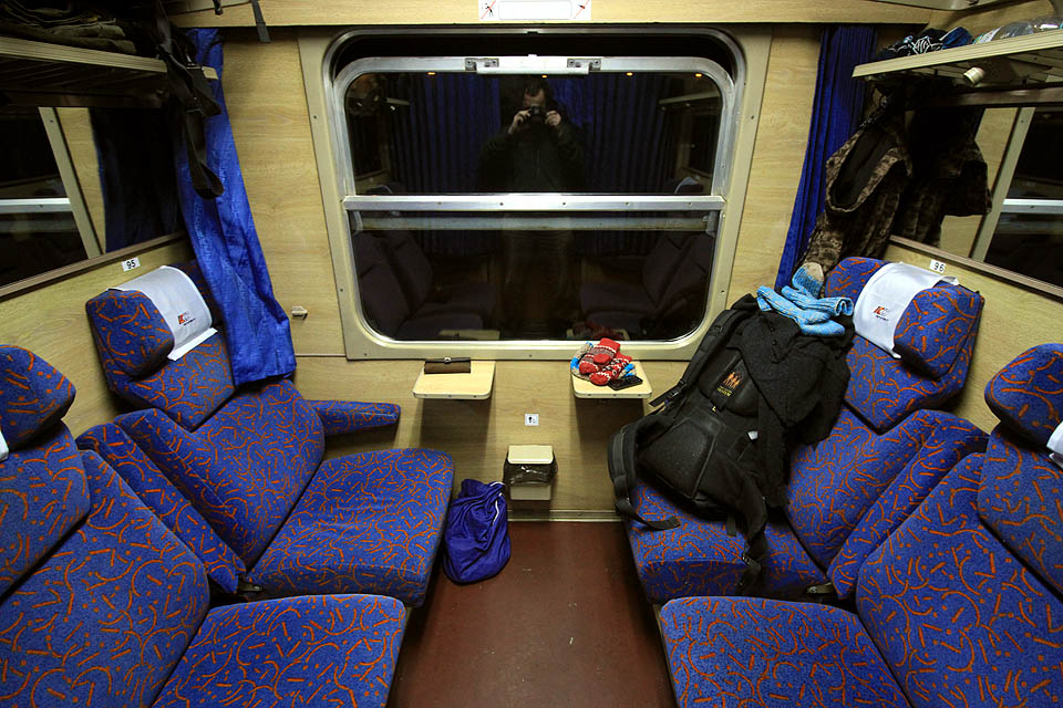 Velmi pohodlné kupé ve vlaku Aurora, jímž jsme procestovali celé <a href=/Tema/Polsko>Polsko</s> od severu k jihu.