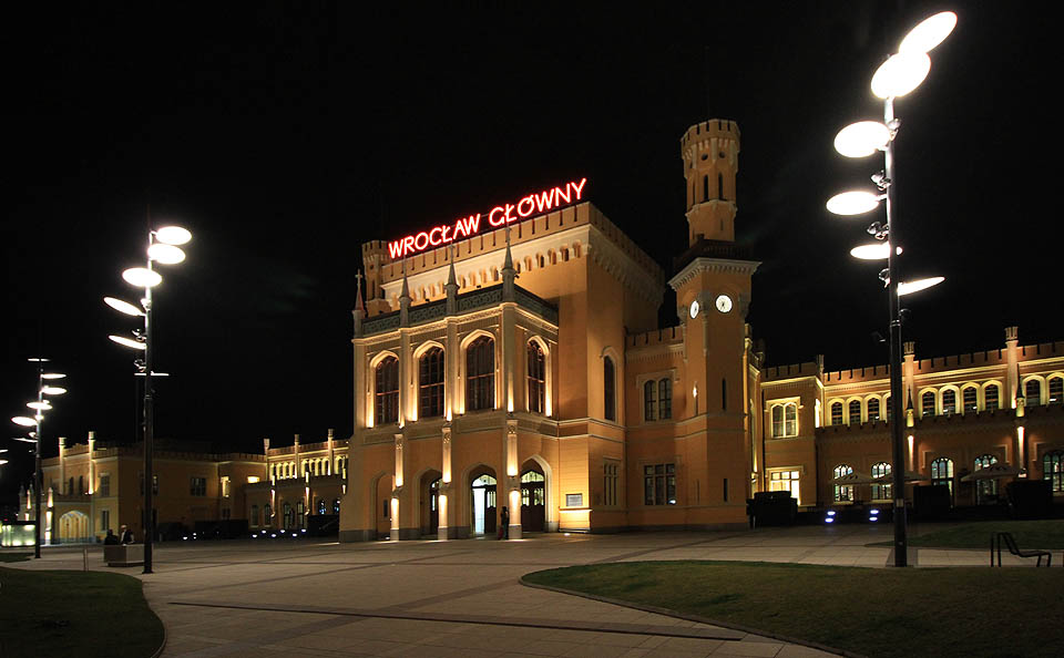 Hodinu na přestup ve Wrocławi jsme strávili procházkou okolo hlavního nádraží. Netušili jsme, že za dva měsíce tu někdo spáchá teroristický útok. Navazující spoj jel včas.