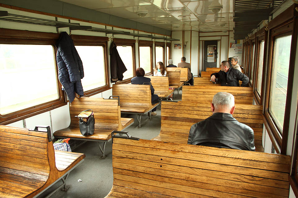 Ranní motorový panťák Батево–Солотвино se rozvážným tempem pohybuje směrem k východu.