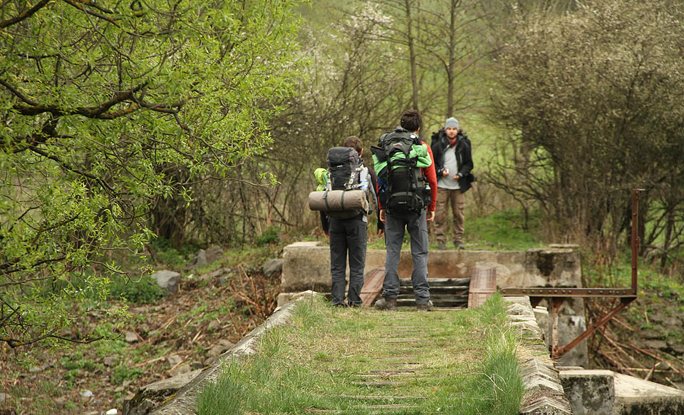 Přechod přes nosníky bez mostovky může být s batohem i nebezpečný.