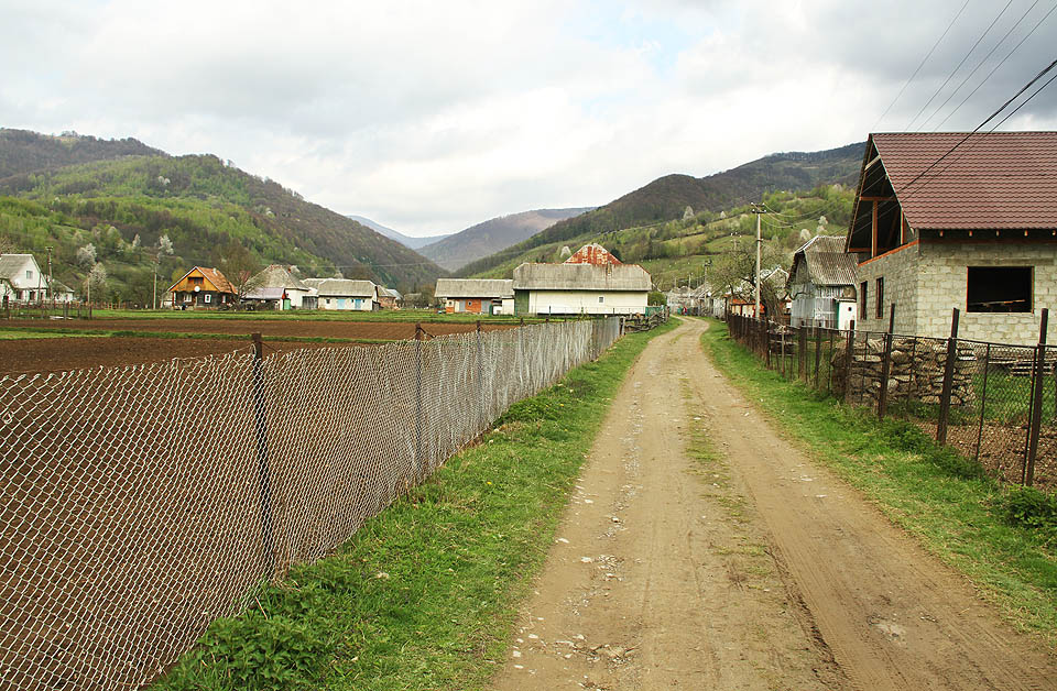Vesnická cesta na místě zrušené úzkokolejky.