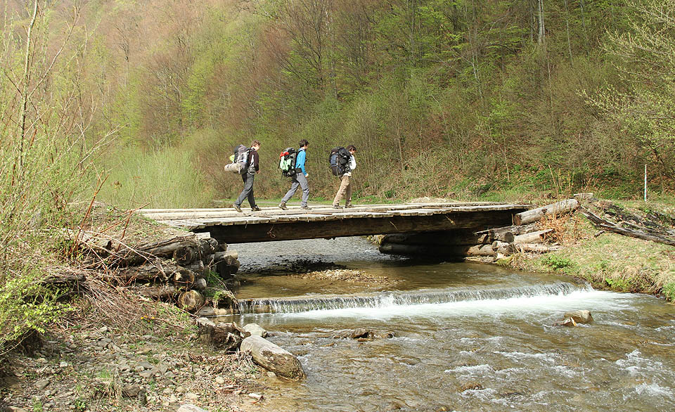 Horské údolí, kterým vedla kdysi úzkokolejka a dnes plynovod.