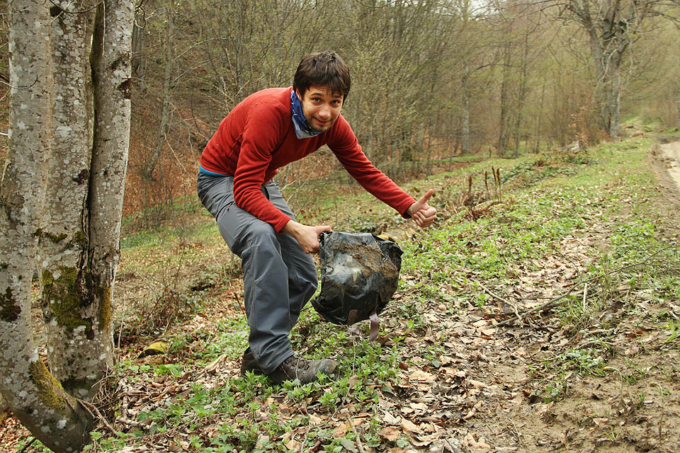 Uni se raduje z nalezené kešky, která je, jak jinak, věnována zrušené úzkokolejce.