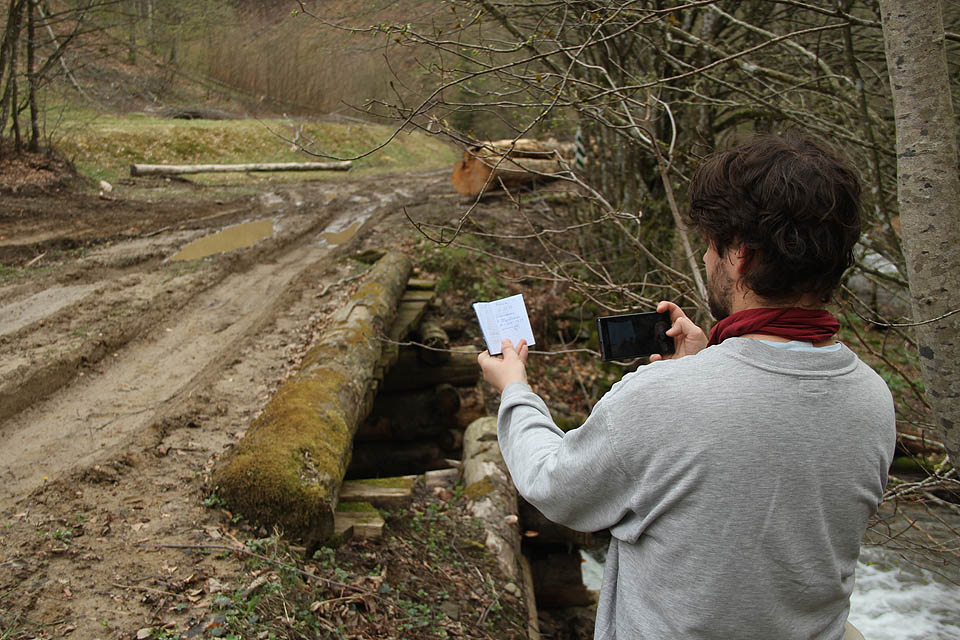 Jonáš fotí logbook. Keška je obnovená, hypotéza, že tu pět let nikdo nebyl, se nepotvrdila.