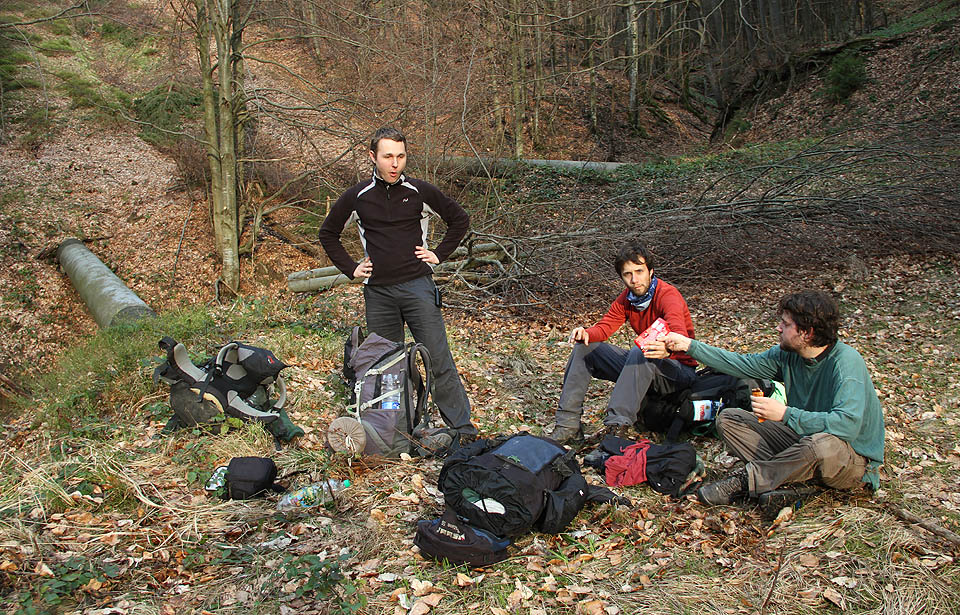 Poslední občerstvovací pauza před závěrečnou ztečí hřebene. Když to stihneme do tmy, budeme šťastní.