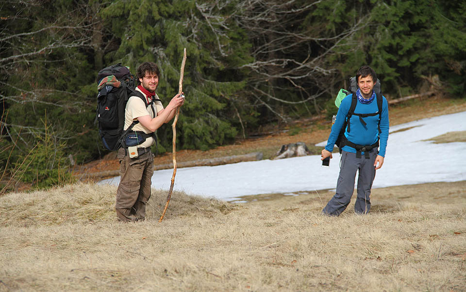 Jonáš po uštknutí psem mírně kulhal, pořídil si proto pořádnou hůl - jednak aby se opíral, druhak, aby se to neopakovalo.