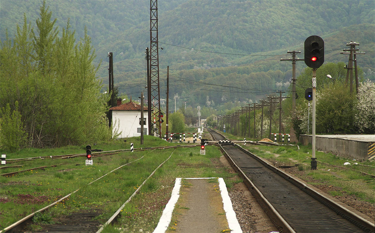 V současnosti vedou do Хусту už pouze koleje širokého rozchodu.