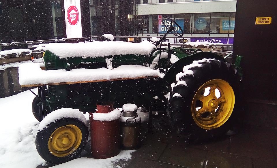 Další Zetor stojí před restaurací. Stejně jako ostatní historické stroje má za sebou zřejmě desetiletí těžké práce na kamenitých finských polích.