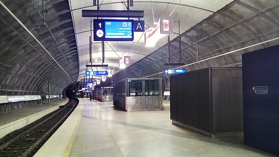 Železniční trať na letiště prochází nádhernými tunely vytesanými místy přímo ve skále a podcházejícími pod ranvejemi (na snímku stanice Aviapolis).