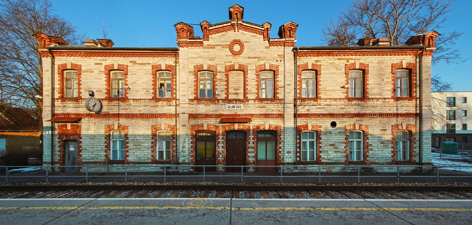 Když jsme se po krátkém a nepohodlném spánku dobrali na nádraží Tallinn-Väike, slunce právě vyšlo zpoza lesa na břehu jezera a osvětlilo kamennou fasádu výpravní budovy.