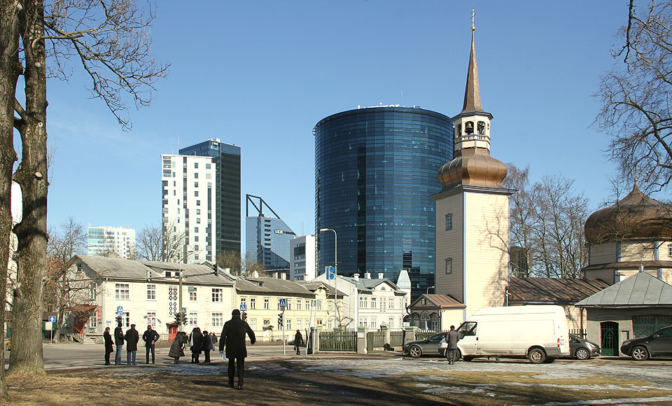 Staré dřevěné domky tu žijí v symbióze s moderními mrakodrapy, které občas připomínají něco jiného - třeba obří plynojem.