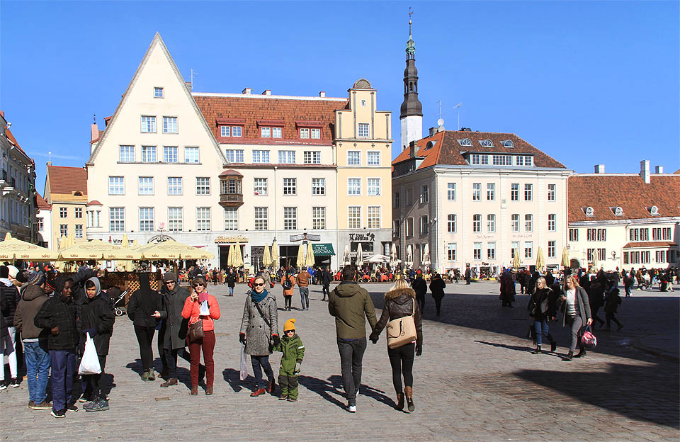 Kdo nemá v Tallinu černé brýle, musí být černoch.