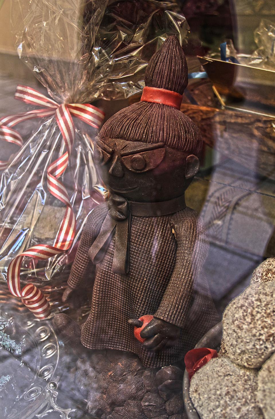 Pokud mají mumínci zhruba půl metru na výšku, je tato čokoládová Majka prakticky v životní velikosti. Což je docela strašidelné. Nevím, proč se Drobkovi, když ji spatřila, tak zablesklo v očích.