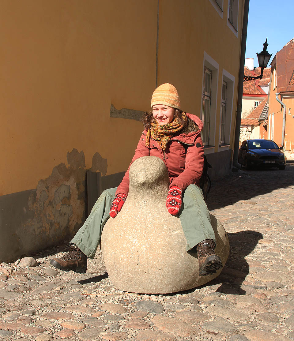 To je Drobek. Naše spolucestovatelka, která právě ujíždí na holubovi.