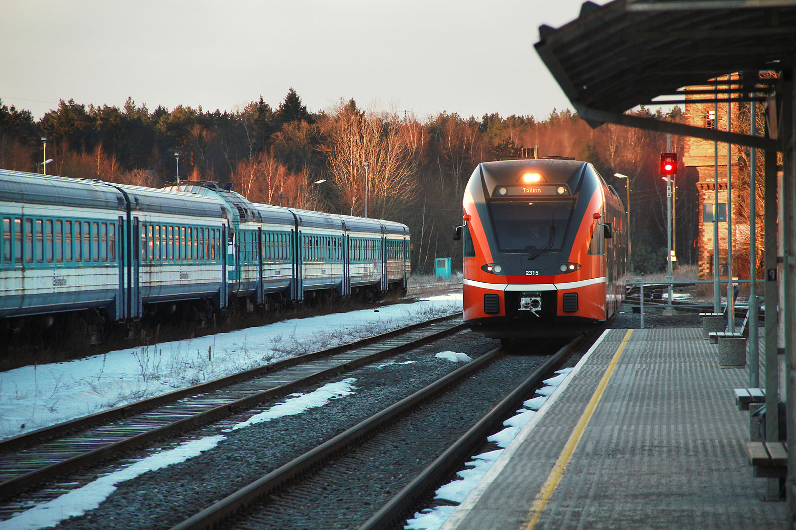 A to už je setkání odcházející a nastupující generace. Kapacitní sovětské motoráky DR1B z Rigy ustupují kompaktnějším Flirtům zkompletovaným v běloruském závodě švýcarské společnosti Stadler v Minsku. Při čekání na náš vlak do Pärnu fotím v protisměru osobák na tallinské hlavní nádraží.