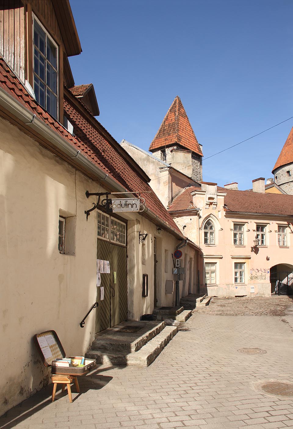 Zajímavý kontrast je mezi několika málo uličními tepnami, které jsou přesycené turisty, a zbytkem města, kde na konci března téměř nepotkáte živou duši. Jako třeba před romantickým antikvariátem Kodulinn v uličce Kooli pod hradbami.