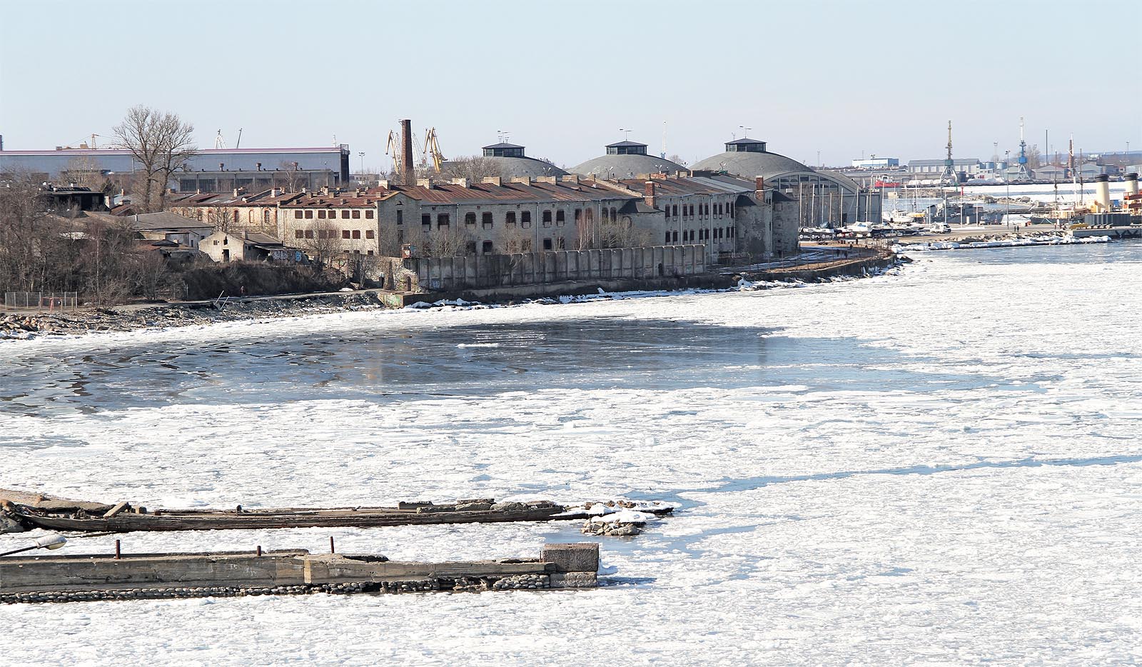 A nebo na opuštěnou věznici Patarei, která byla vystavěna za panování cara Mikuláše I. V roce 1820 vznikla jako pevnost, od roku 1919 sloužila jako vězení a v roce 2004 byla zrušena a zpřístupněna turistům. Kvůli postupujícímu chátrání byla však v roce 2016 uzavřena i pro ně a stává se zajímavým opuštěným objektem.