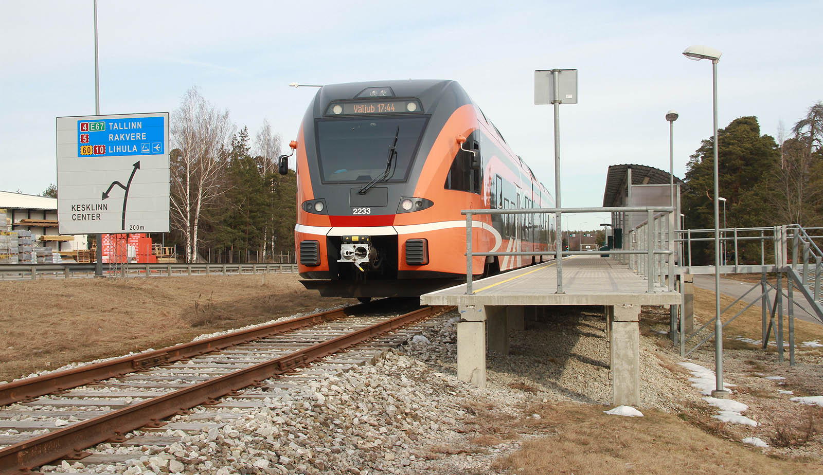 Prozatimní nádraží v Pärnu není velkolepé, krásné ani útulné. Koleje končí u dálniční křižovatky na předměstí a kdo chce do města, musí si vzít taxi nebo počkat na některý z ospalých raních autobusů MHD. V následujících letech se počítá s vybudování nového nádraží na trase opěvované Baltické dráhy normálního rozchodu.