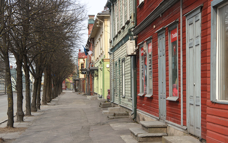 Nebýt asfaltu a estonské vlajky, uvěřil bych každému, kdo by mně tvrdil, že jsem se právě ocitl v Deadwoodu roku 1900.