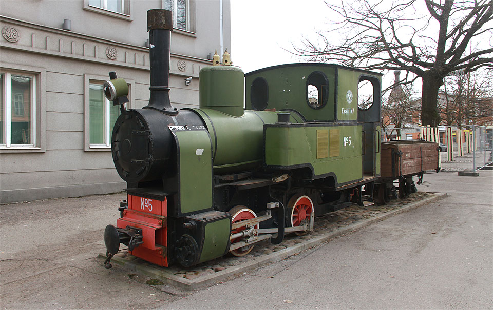 Před válkou patřily pobaltské státy k zemím s největší sítí úzkokolejek na světě. Jenom v Estonsku bylo v provozu 909 km úzkorozchodných tratí a vlaků o rozchodu 750 mm. Staré pernovské nádraží uprostřed města dnes připomíná pouze lokomotivní pomník, z výtopny je supermarket a na vlak musí cestující 4 km na předměstí. Dnes zde jezdí moderní širokorozchodné soupravy, které v budoucnosti zřejmě nahradí normálněrozchodné vlaky na trase z Německa do Finska.