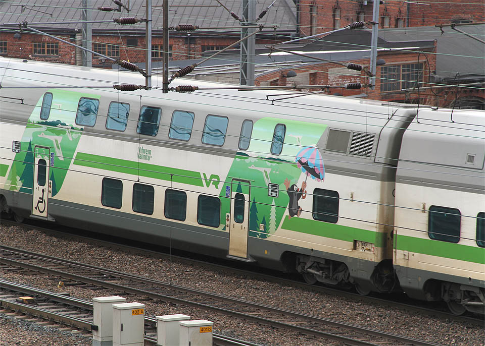 Vlaky tu mají všelijaké. Třeba tyto vozy s krtečkem dnes oficiálně vyrábí firma Škoda Transportation (původně z Plzně, posléze Kypru a Nizozemska), i když jen díky tomu, že před nedávnem koupila finskou továrnu Transtech, která je jediným výrobcem vlaků ve Skandinávii.